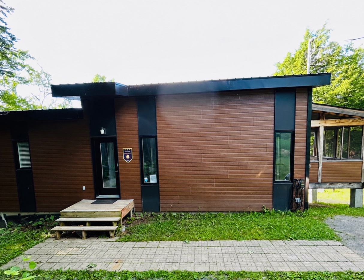 Chalet Le Raton — façade extérieure en forêt