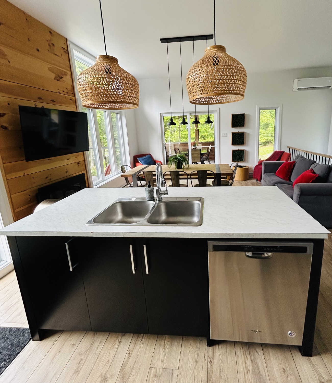 Chalet Le Raton — îlot de cuisine et aire de vie