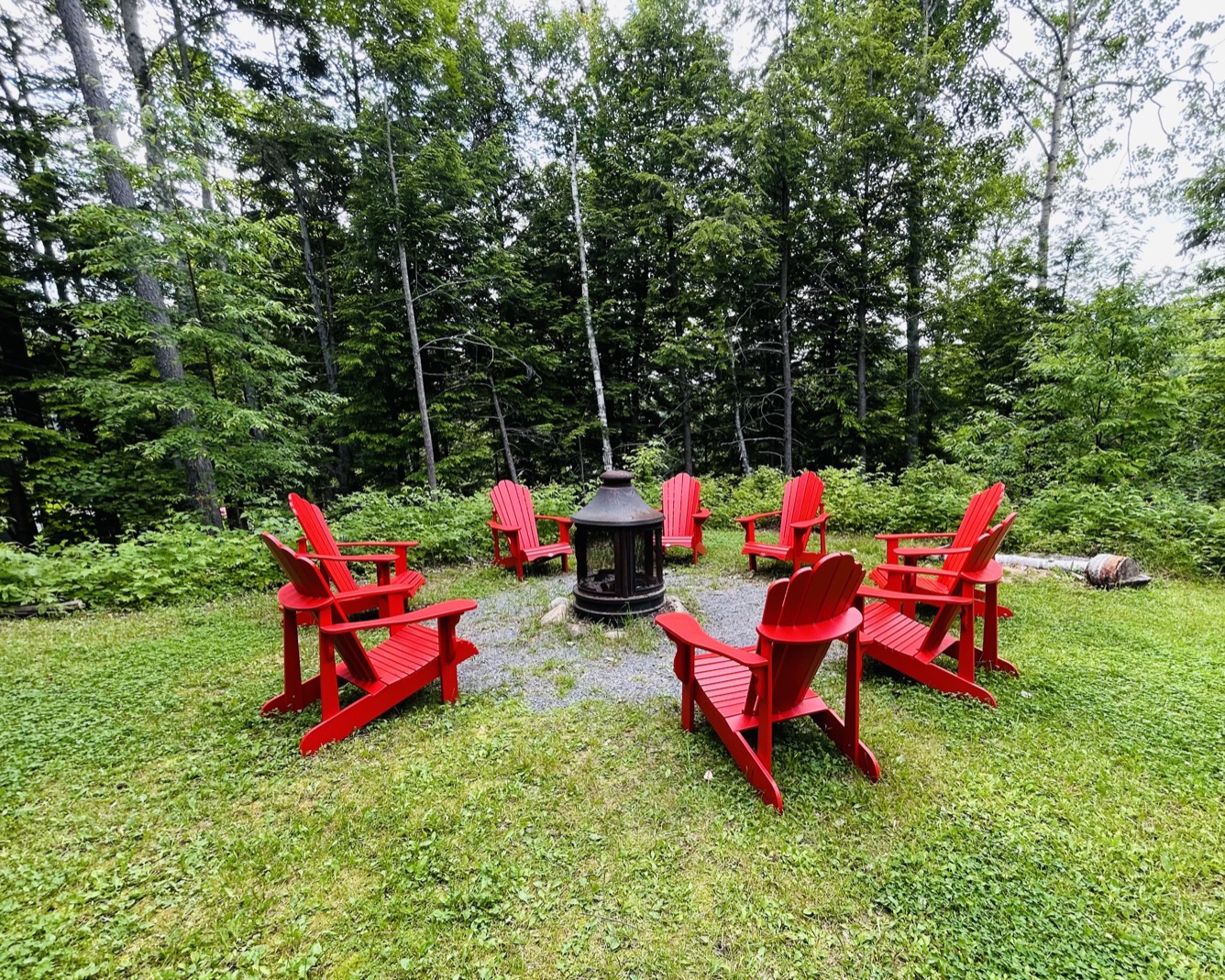 Chalet Le Raton — foyer extérieur en forêt