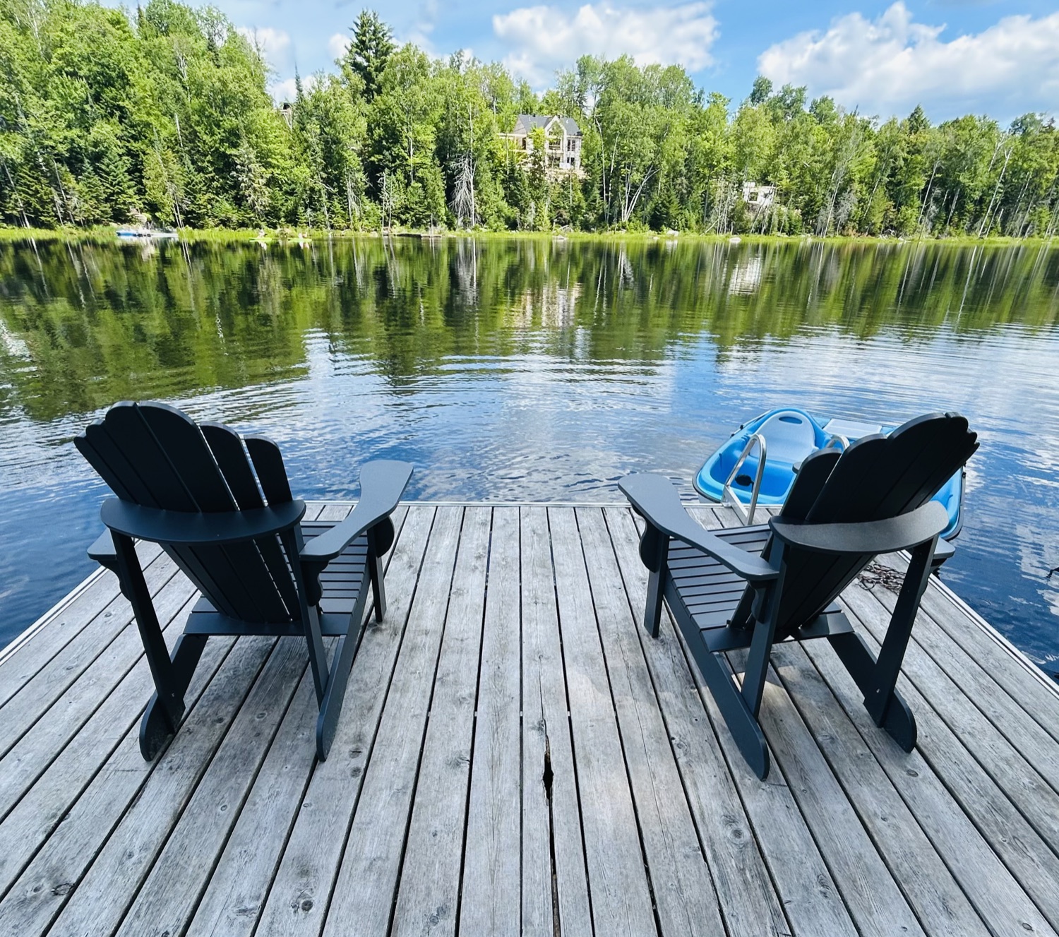 Chalet Le Raton — quai avec chaises face au lac
