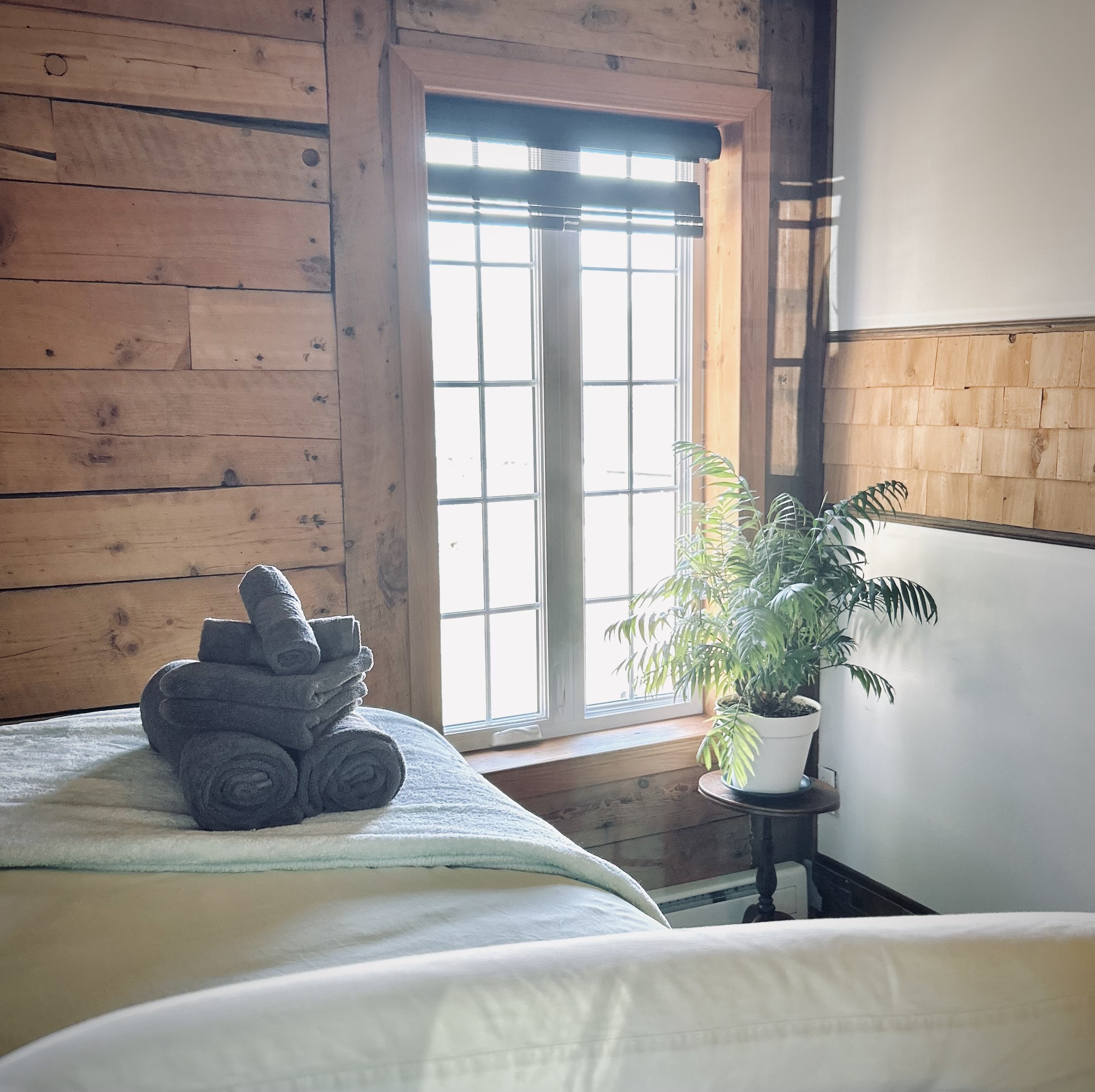 Fenêtre et chambre impeccables